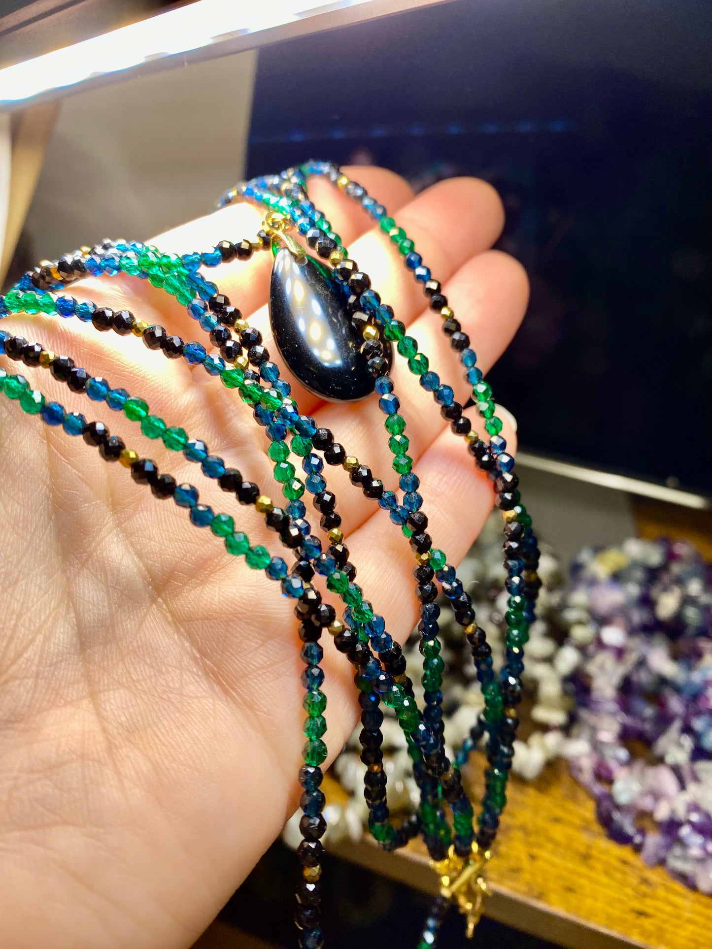 Le triple collier d’Érèbe