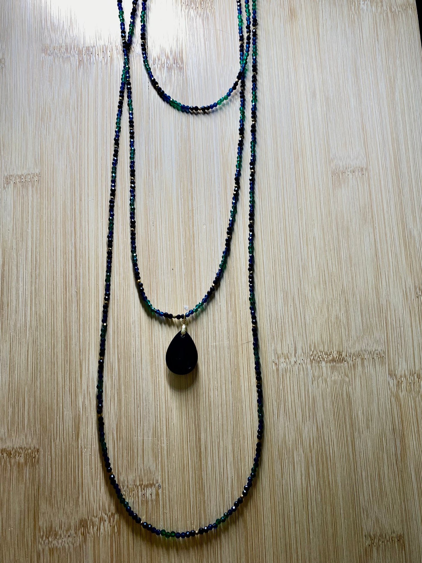 Le triple collier d’Érèbe