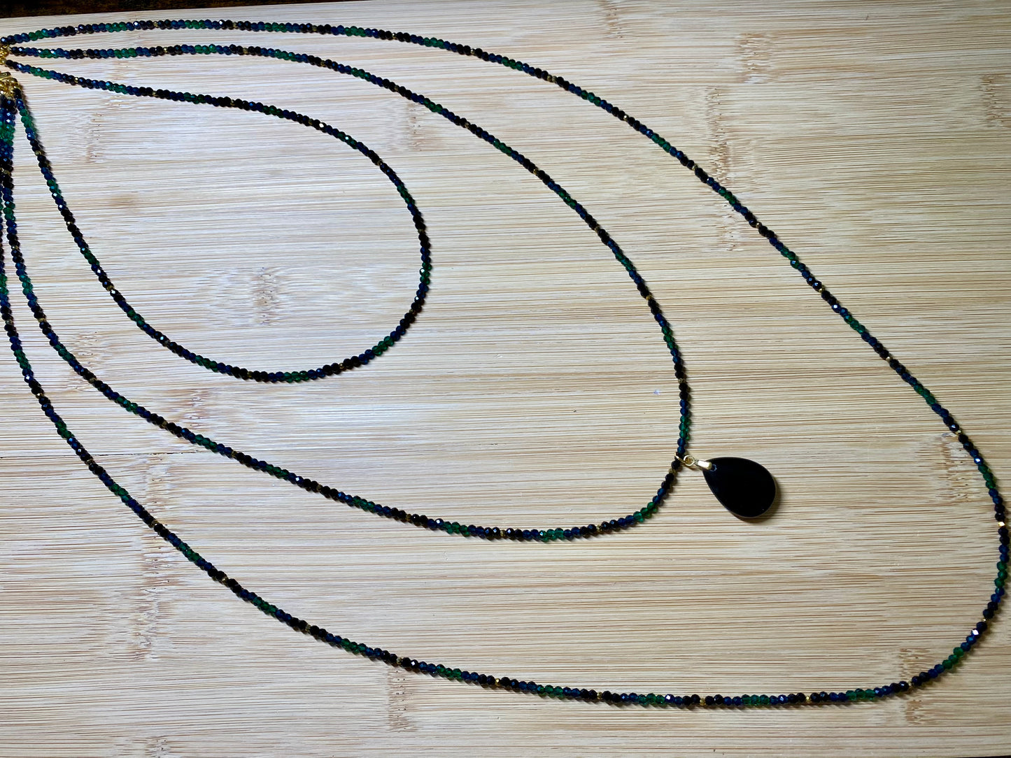 Le triple collier d’Érèbe