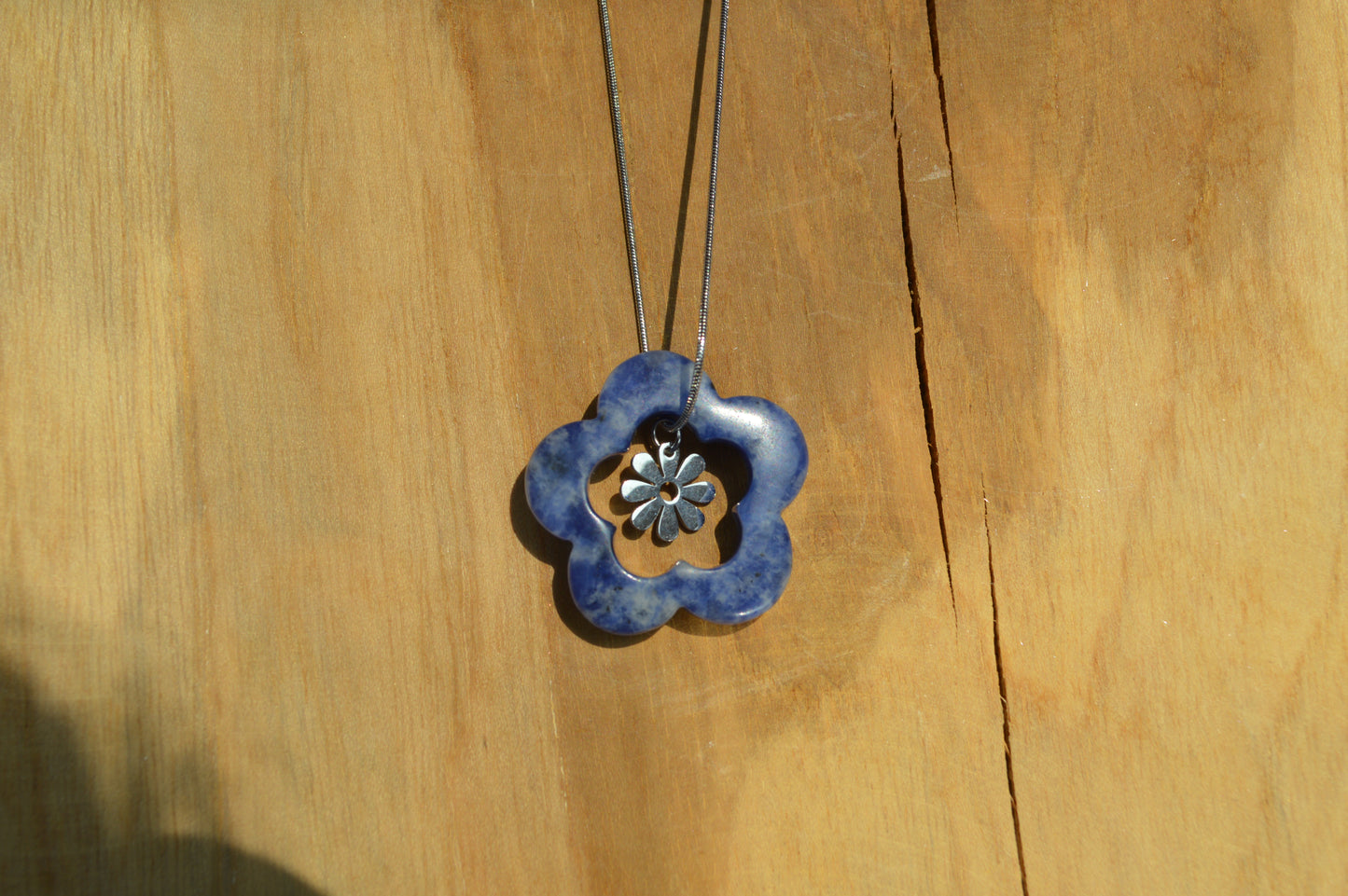 Collier fleur en pierre naturelle - L’Éclosion de Chloris