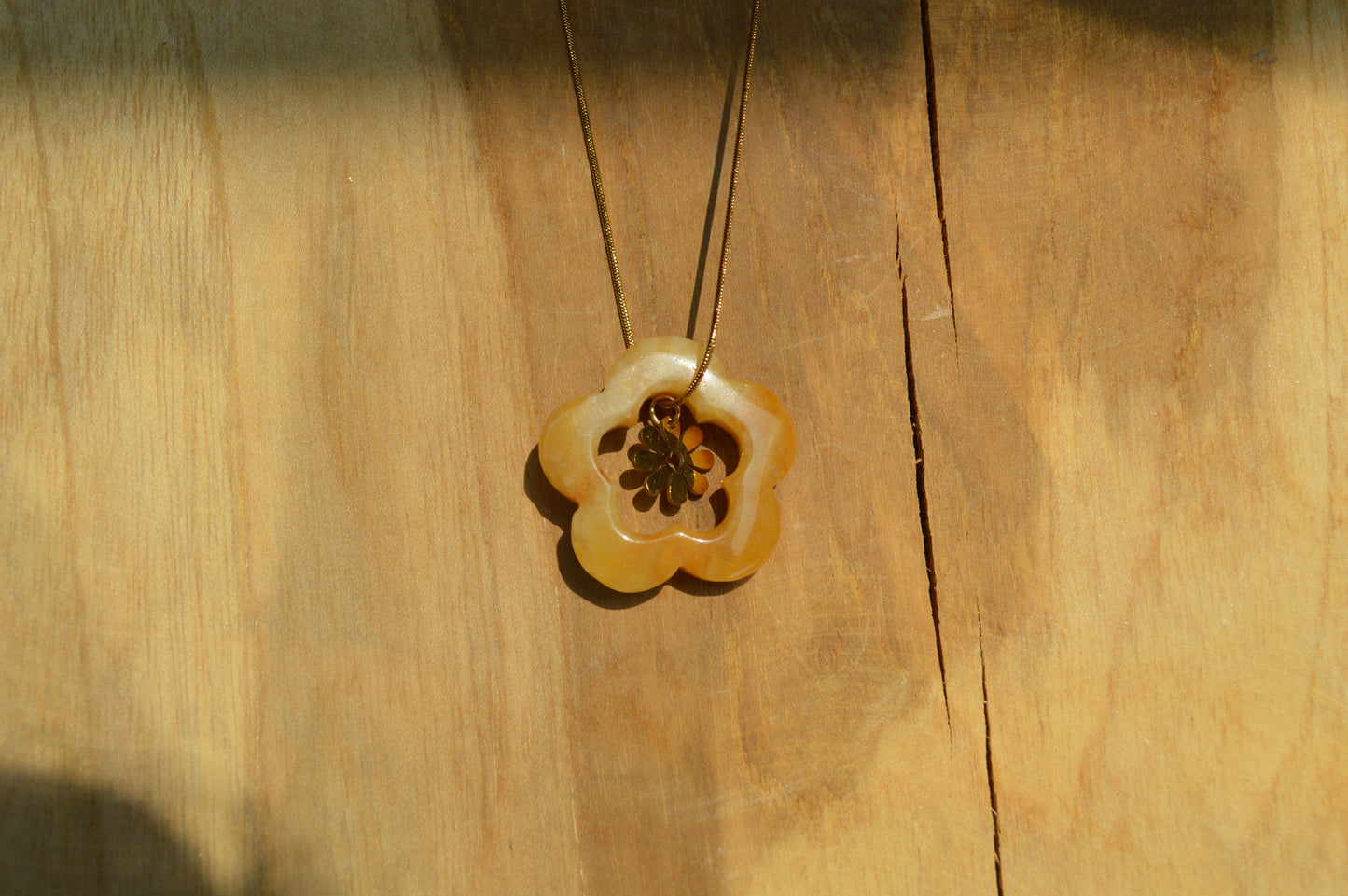 Collier fleur en pierre naturelle - L’Éclosion de Chloris