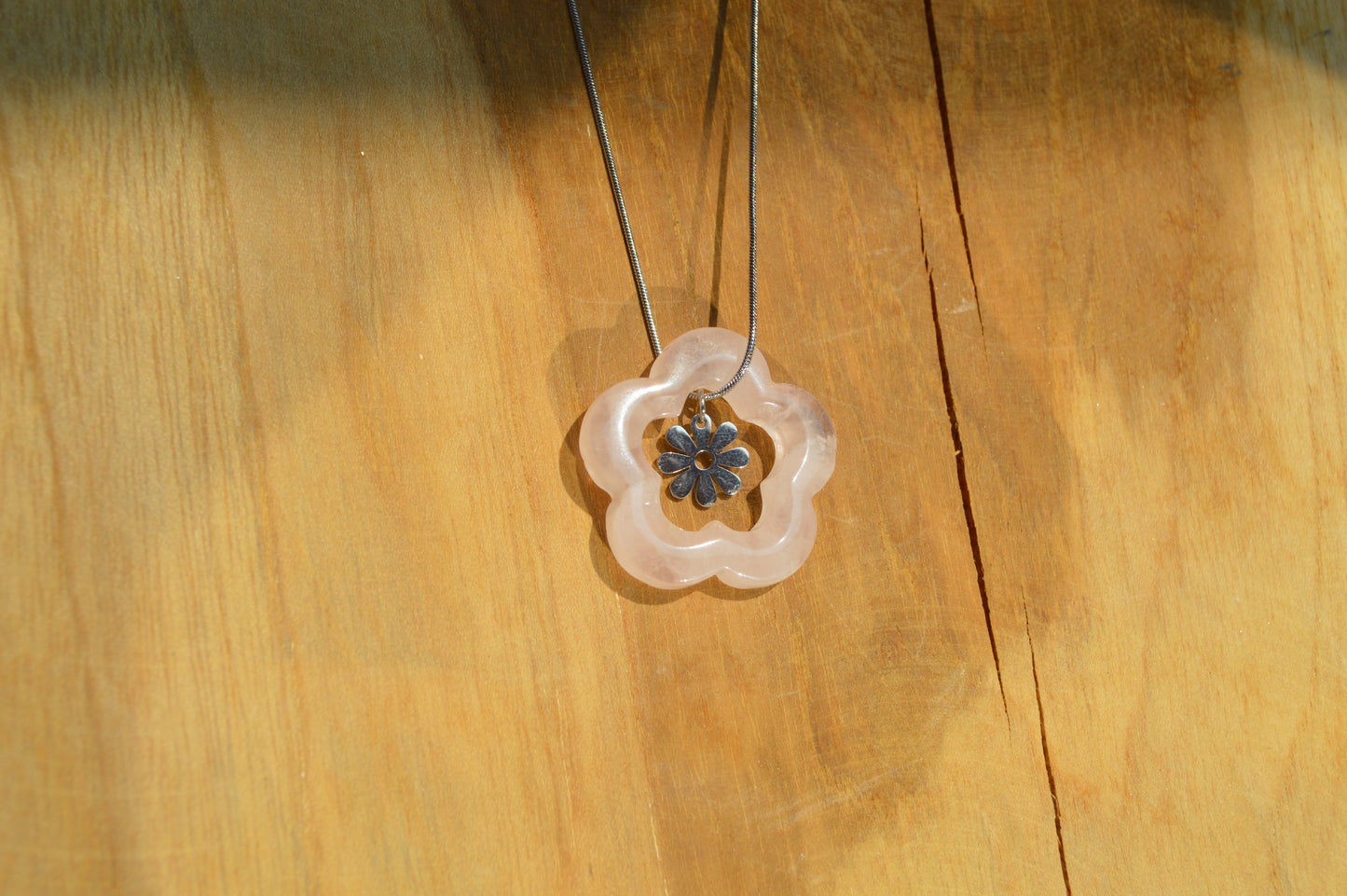 Collier fleur en pierre naturelle - L’Éclosion de Chloris