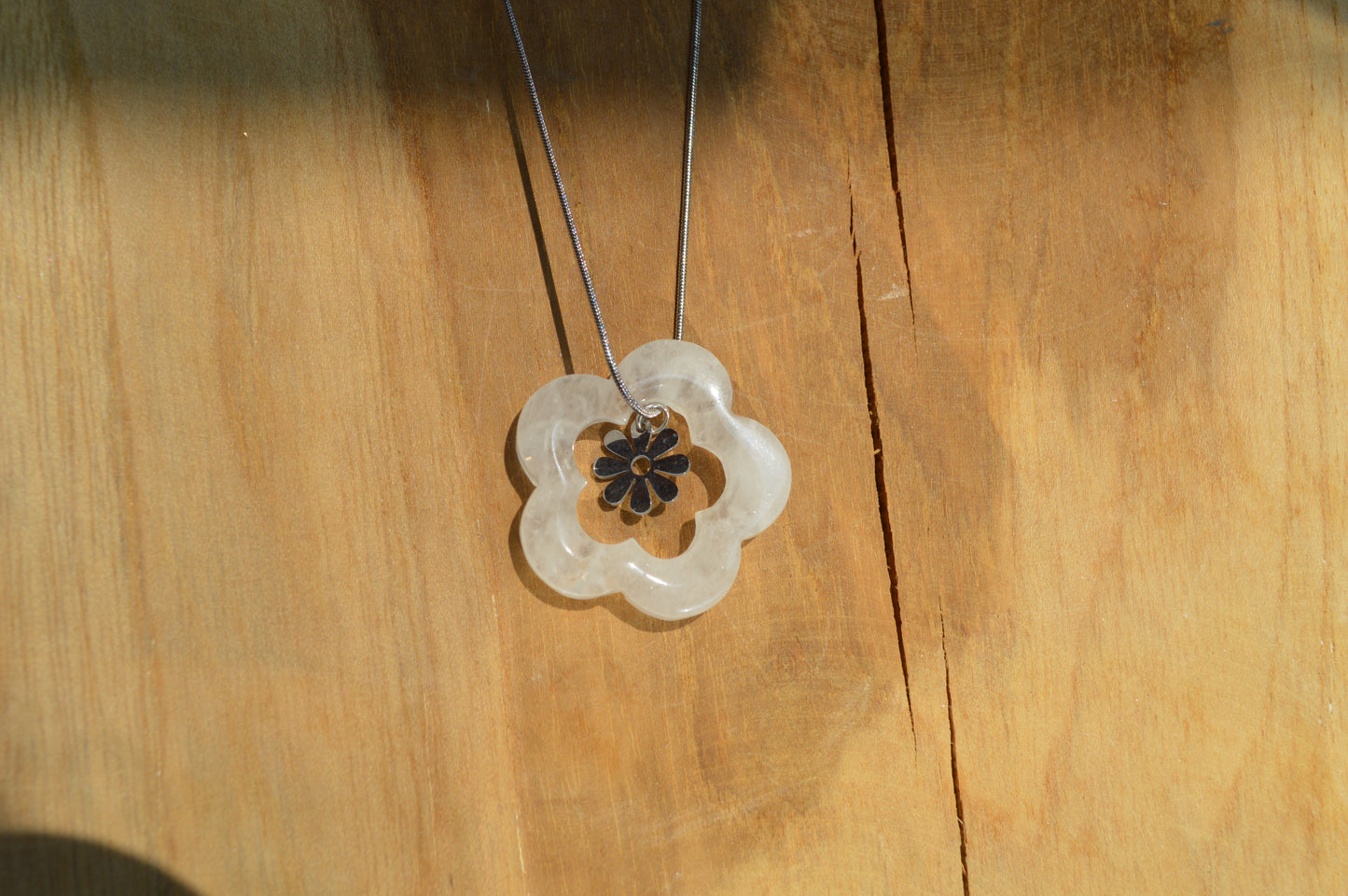 Collier fleur en pierre naturelle - L’Éclosion de Chloris