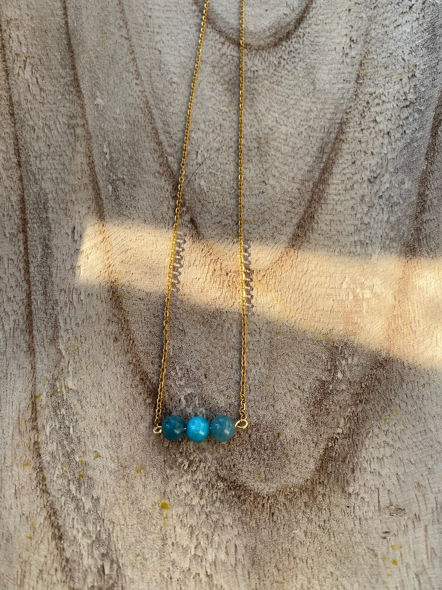 Petit collier doré ras-du-cou en aquamarine et apatite