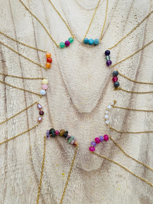 Vue d'ensemble petits colliers en perles ou en pierres naturelles